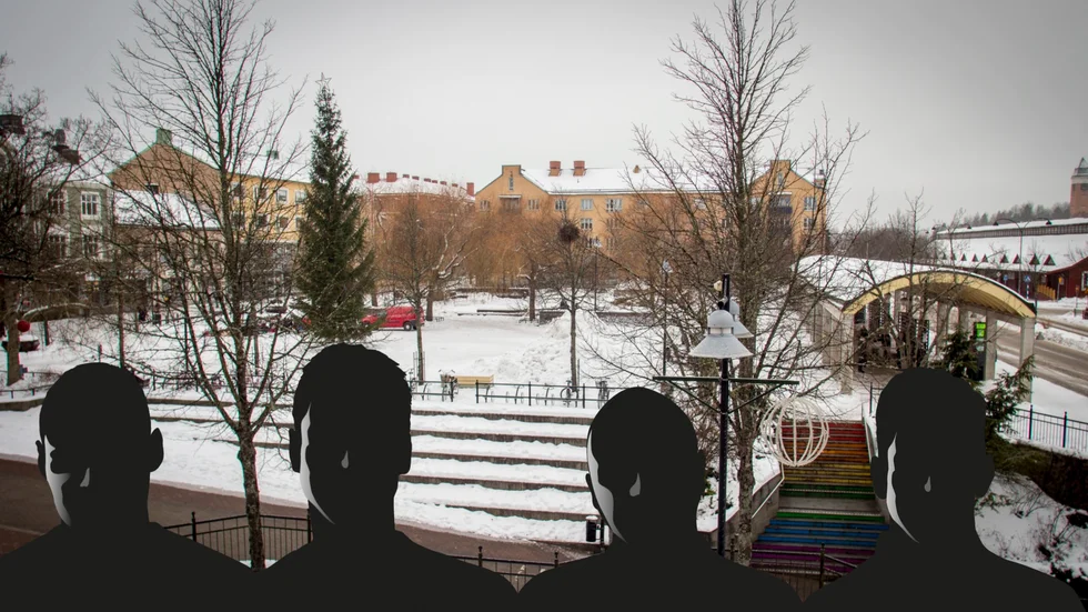 Fyra män har gripits och anhållits, misstänkta för människorov. De ska enligt misstankarna ha tvingat med sig en man i bil från Stockholm till Katrineholm, där de greps.