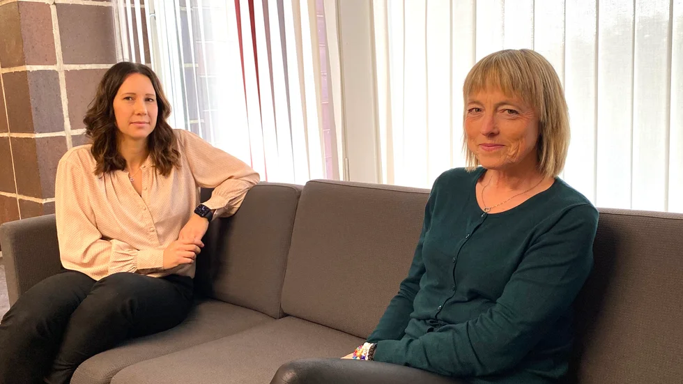 Bråda dagar. Skuld- och budgetrådgivarna Sarah Bruder (tv) och Helena Berg i Finspång får mera att göra i tider när fler blir skuldsatta och deras skulder också ökar.