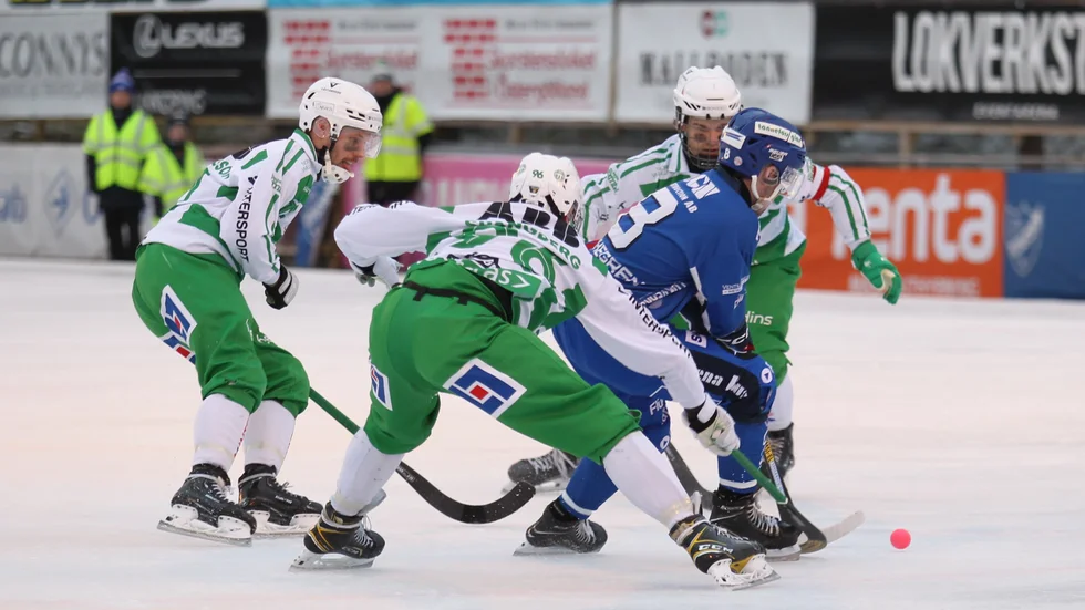 IFK Motalas Albin Bjerkegren på väg fram, men har många Västeråsspelare, bland andra Viktor Spångberg, mot sig. VSK vann matchen med hela 11-3 på lördagen.