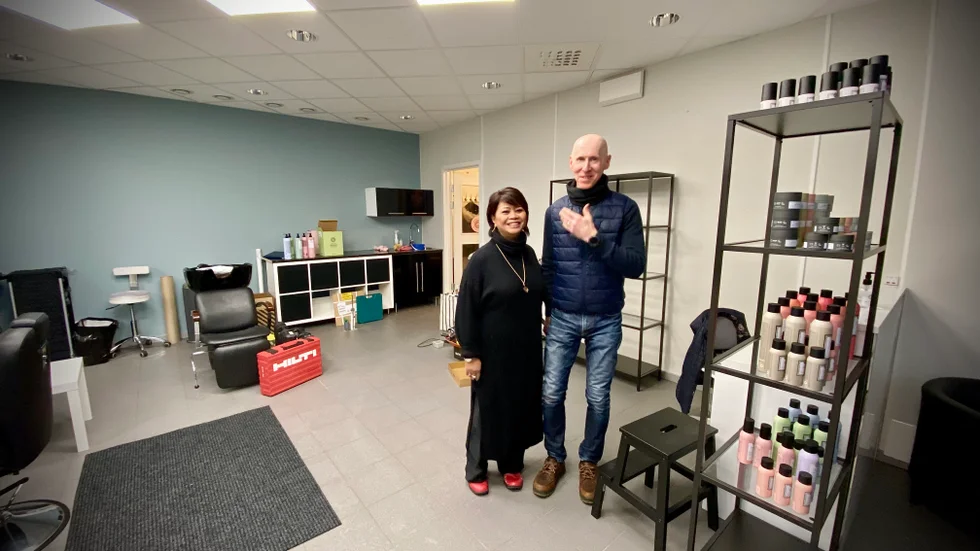 Lisa och maken Göran Ohlsson har slitit hela veckan med att skapa Lisas nya salong. "Det har varit mycket ner, men nu går det uppåt" skrattar Göran. "Ja, nu blir det nystart", säger Lisa.