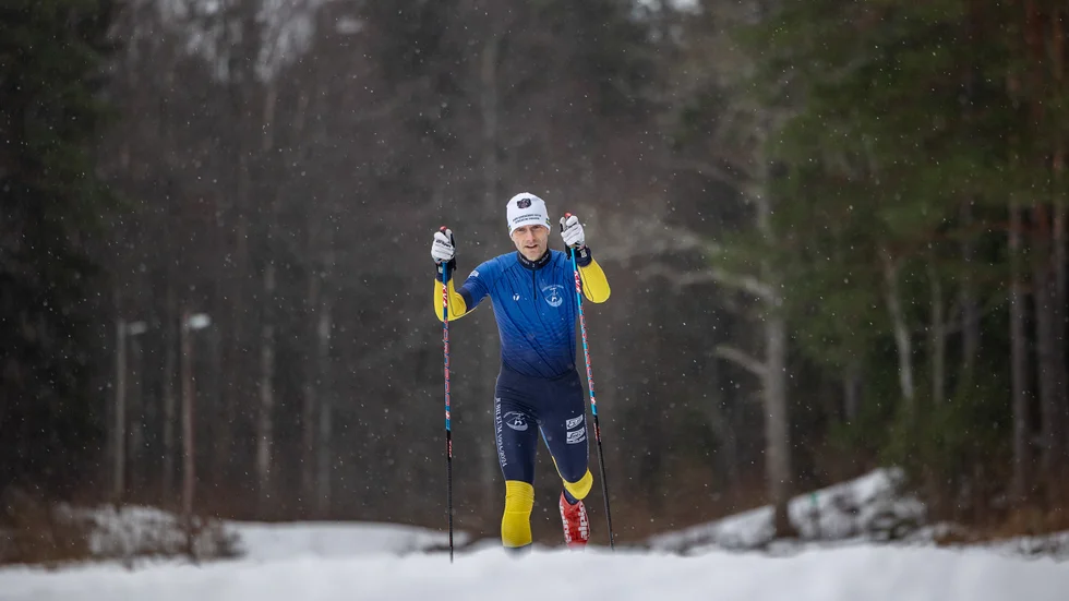 Mathias Lindgren, spåransvarig i Vassunda IF, i träningstagen i Knivstas elljusspår. Bilden är från januari då det fortfarande fanns åkbara spår.