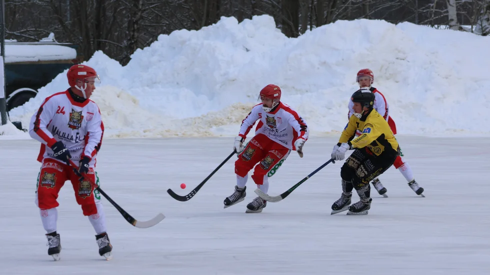 Målilla Bandy mötte Köping på Venhagsvallen under lördagen. 
