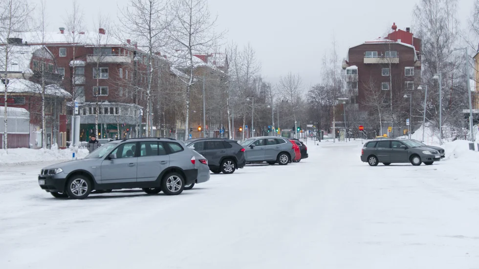 Idag är kyrkparkeringen avgiftsfri i två timmar för att sedan kosta 13 kronor i timmen. Piteå kommun vill införa avgift från första minut och även höja kostnaden till 15 kronor i timmen.