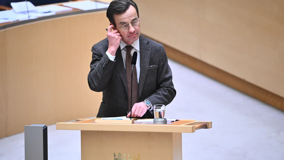 Statsminister Ulf Kristersson (M) svarar på frågor från riksdagsledamöterna direkt i kammaren.
