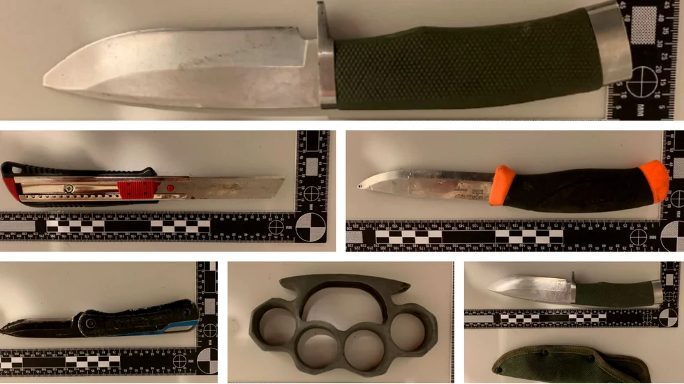 När polisen sökte igenom en bil på Rydsvägen hittades fem knivar och ett knogjärn. (Bilderna är hämtade ur förundersökningen.) 