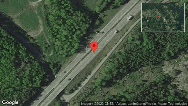 Personbil stillastående på E20