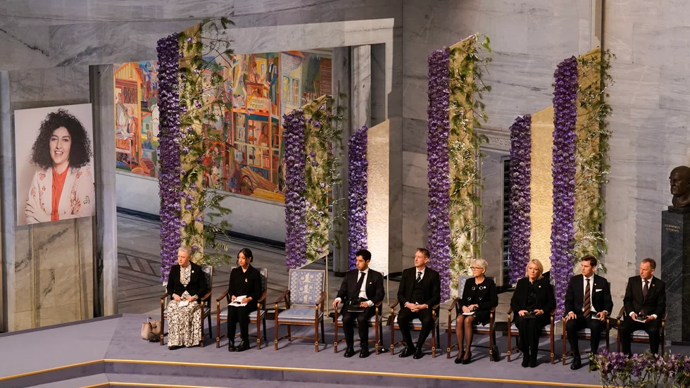 En tom stol och ett foto representerade fredspristagaren Narges Mohammadi, som sitter fängslad i Teheran.
