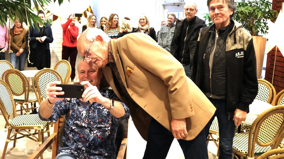 Joakim Åstrand, Tommy Wahlgren och André Lahovary, mångåriga arbetskamrater på P4-kanalen. Så klart återförenades de under onsdagens hyllningar efter Åstrands nära 47 år på radion.