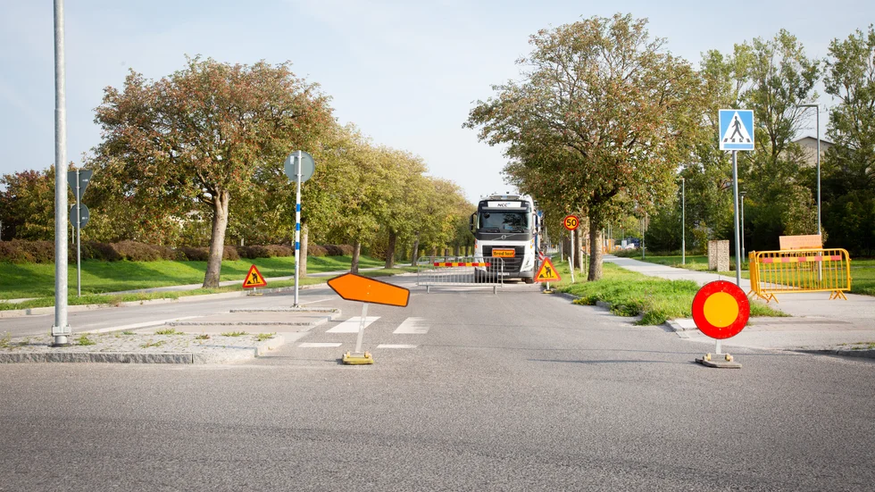 Delar av Allégatan är avstängd fram till torsdag för beläggningsarbete.