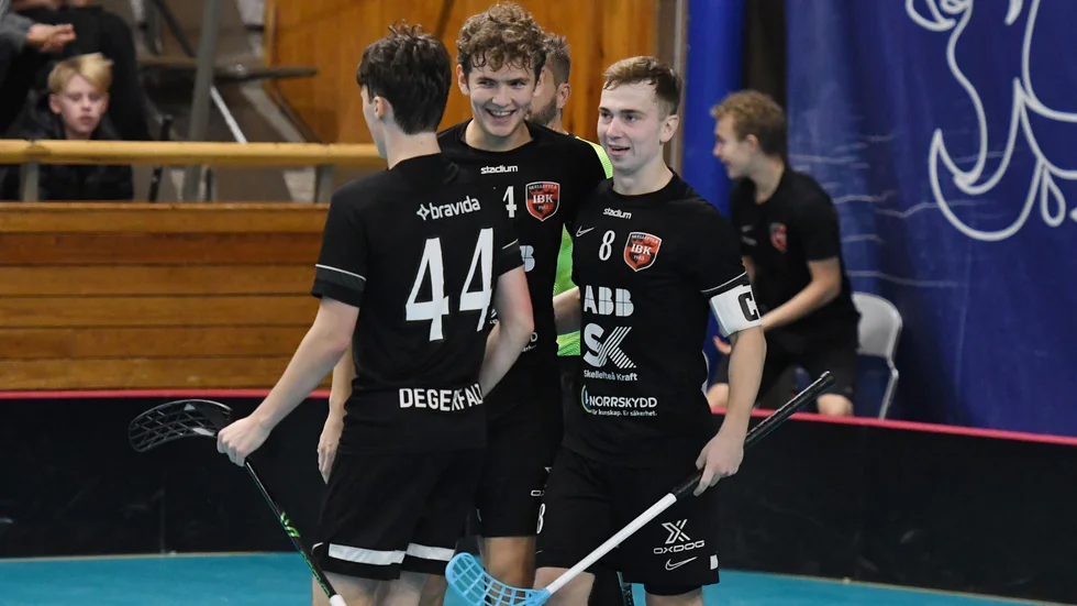Max Granlund (höger) och hans Skellefteå IBk tog säsongens första seger under söndagen. Laget vann med 12–4 hemma mot Jemtland.