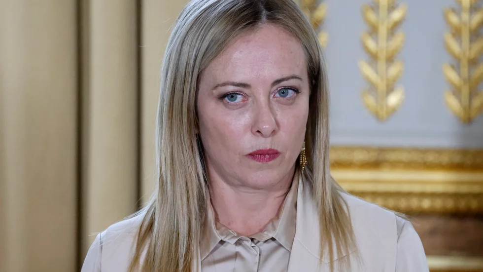 Italiens premiärminister Giorgia Meloni lämnar sin partner Andrea Giambruno.