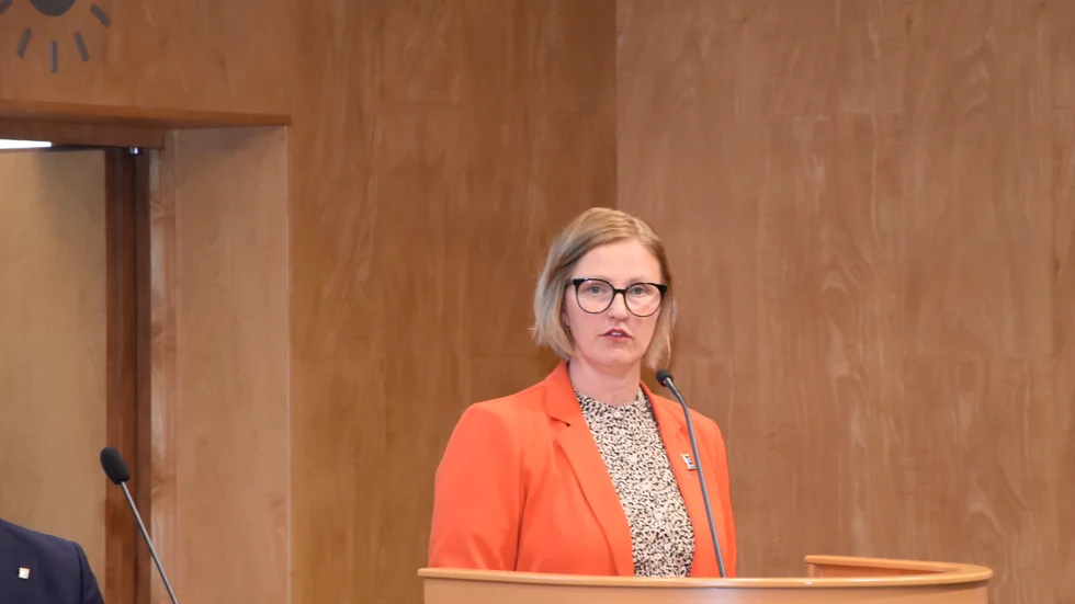 Kommunstyrelsens ordförande Carina Sammeli (S) gör ett gott jobb i kommunfullmäktige. Hon är respektfull mot både motståndare och processen. Det bör hon lära sina partivänner.