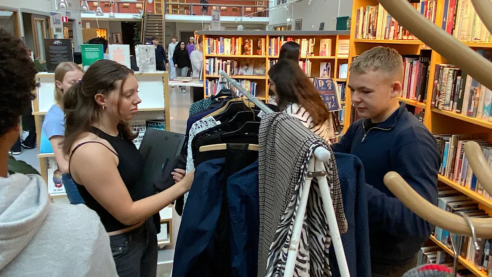 Ella Ståhlgren och Albin Ågren var några av skolans elever som gärna tog en titt bland kläderna som fanns på nya Återbrukstorget.
