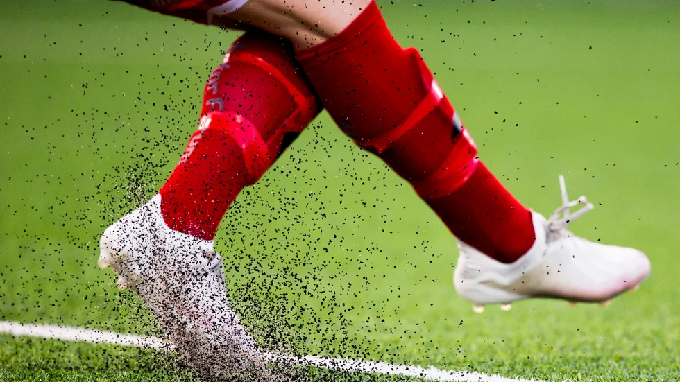 Snart förbjudna partiklar flyger i luften på en fotbollsmatch på norskt konstgräs 2019. Arkivfoto.