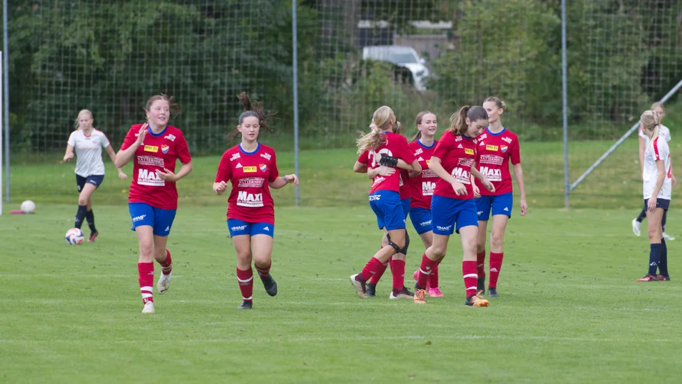 Laget firar ett av målen som man gjorde under den andra halvleken. 
