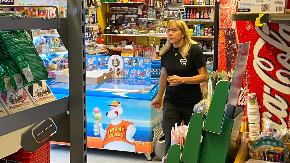 "Jag framhåller varje dag värdet av att ha kontanter", säger butiksägaren Annastina Juslin Petersen.