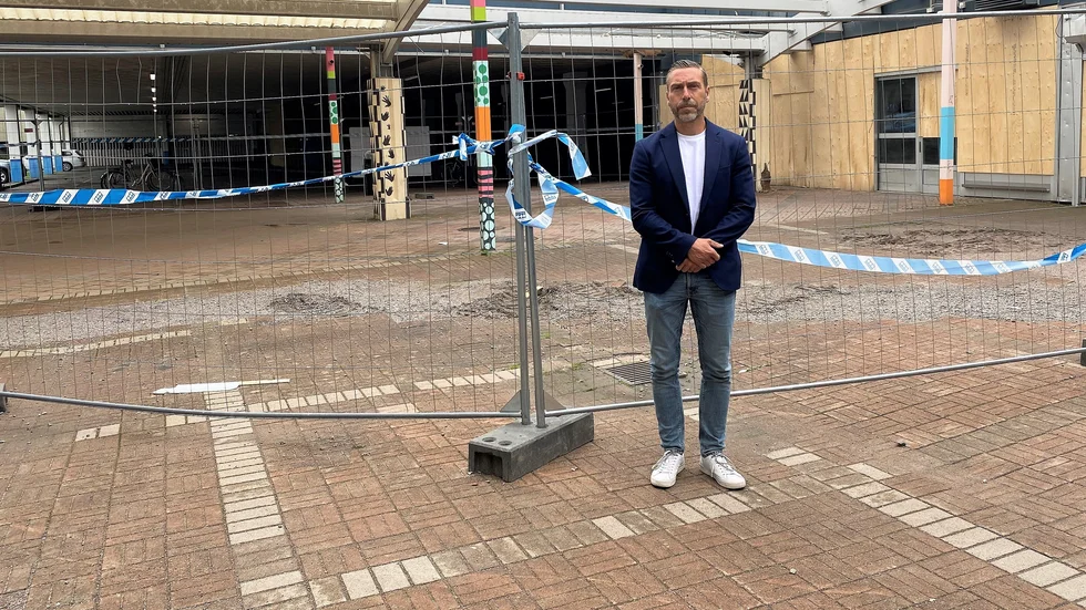 Anders Fernemark, kommunens säkerhetschef, står utanför Skäggetorp köpcentrums tidigare ingång där explosionen inträffade för cirka en vecka sedan. 