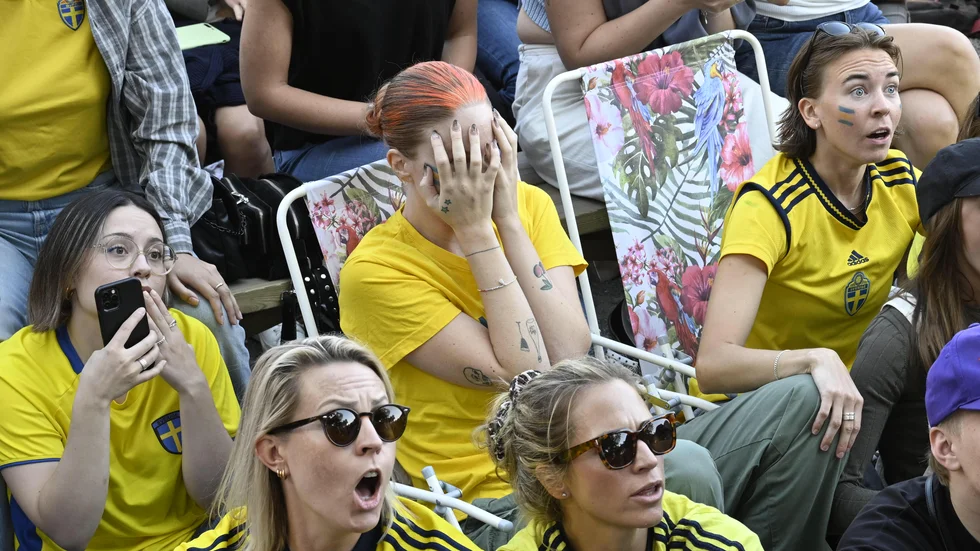 Publik på Mosebacketerassen i Stockholm tittar på semifinalen i fotbolls-VM mellan Spanien och Sverige på storbildsskärm.