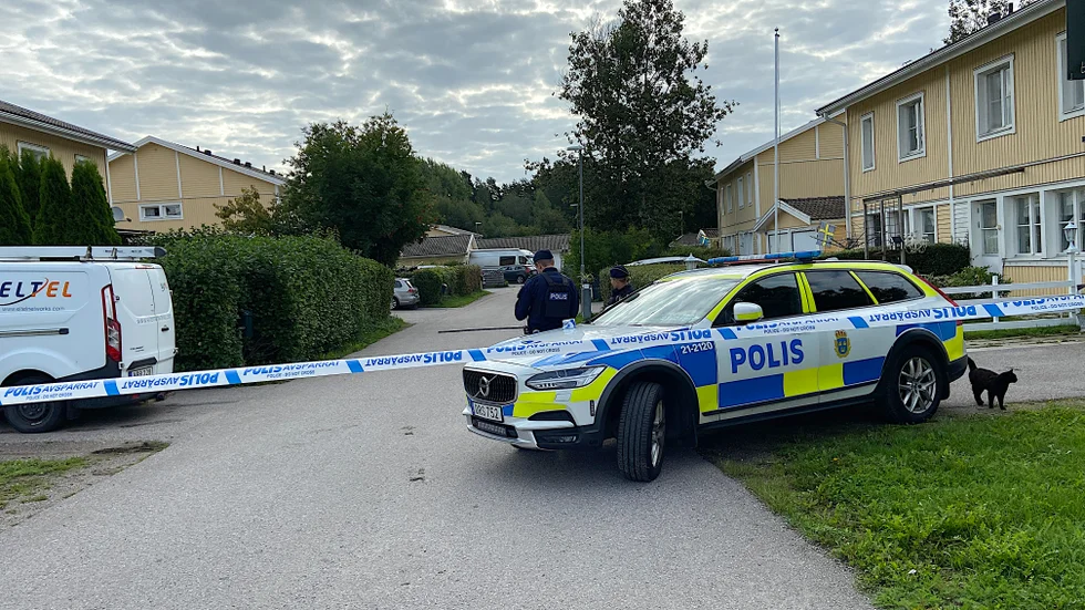 Bostadsområdet i Bålsta spärrades av i väntan på att nationella bombskyddet skulle ta hand om det misstänkt farliga föremålet, som visade sig vara en skarpladdad handgranat.