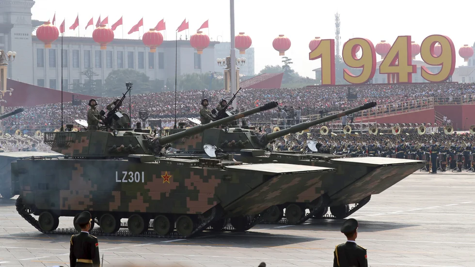 Militärfordon i samband med paraden för att fira Folkrepubliken Kinas 70-årsdag, 2019. Arkivbild.