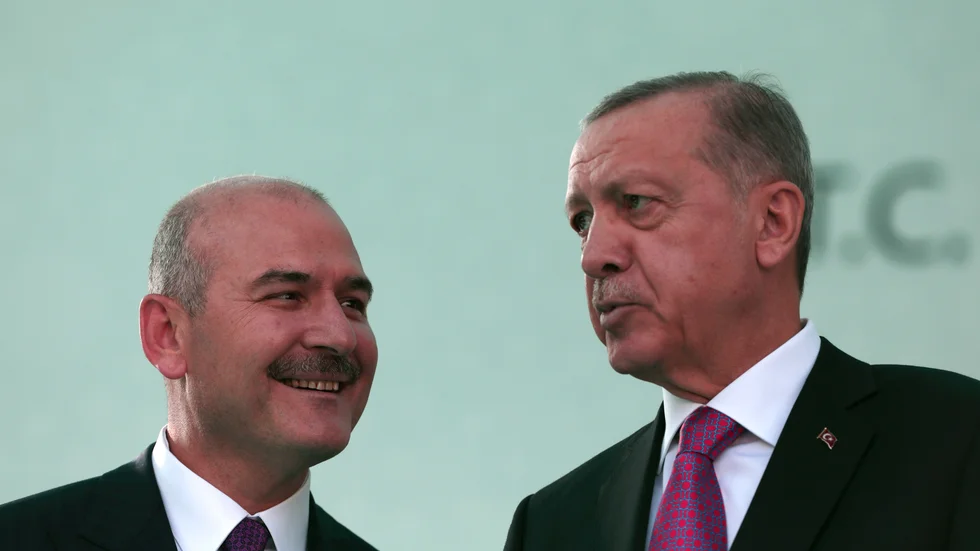 Pressfrihetsgrupper menar att journalisten Baris Pehlivans rapportering om Suleyman Soylu (vänster i bild), vice ordförande för president Recep Tayyip Erdogans parti, gjort honom till en måltavla.