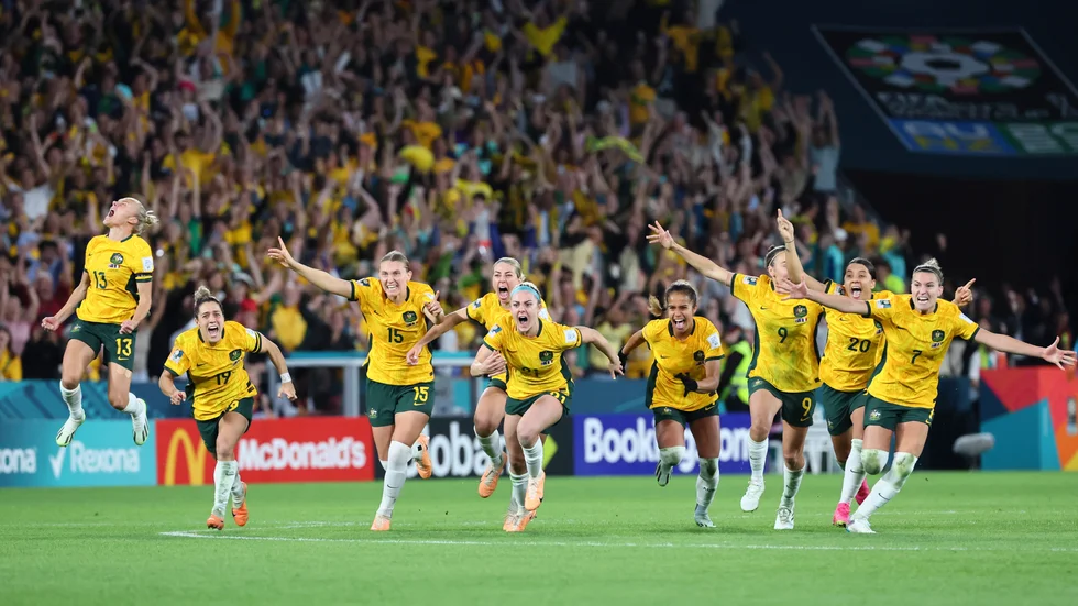 De australiska spelarna firar efter att ha vunnit straffläggningen mot Frankrike.