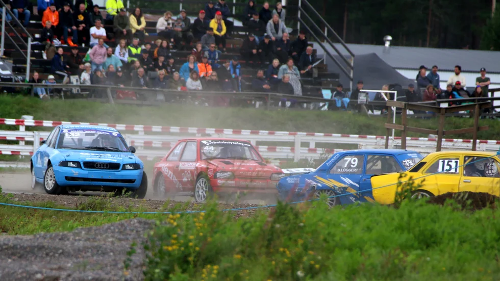 Det mulna vädret avskräckte kanske en del publik från att åka ut till motorstadion, men faktum är att bara en skvätt regn föll över Haraholmen under dagen. 