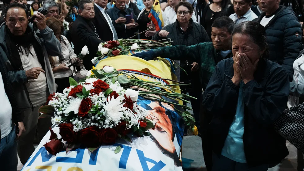Sörjande vid en begravningsceremoni för den mördade presidentkandidaten Fernando Villavicencio i Ecuadors huvudstad Quito i fredags.