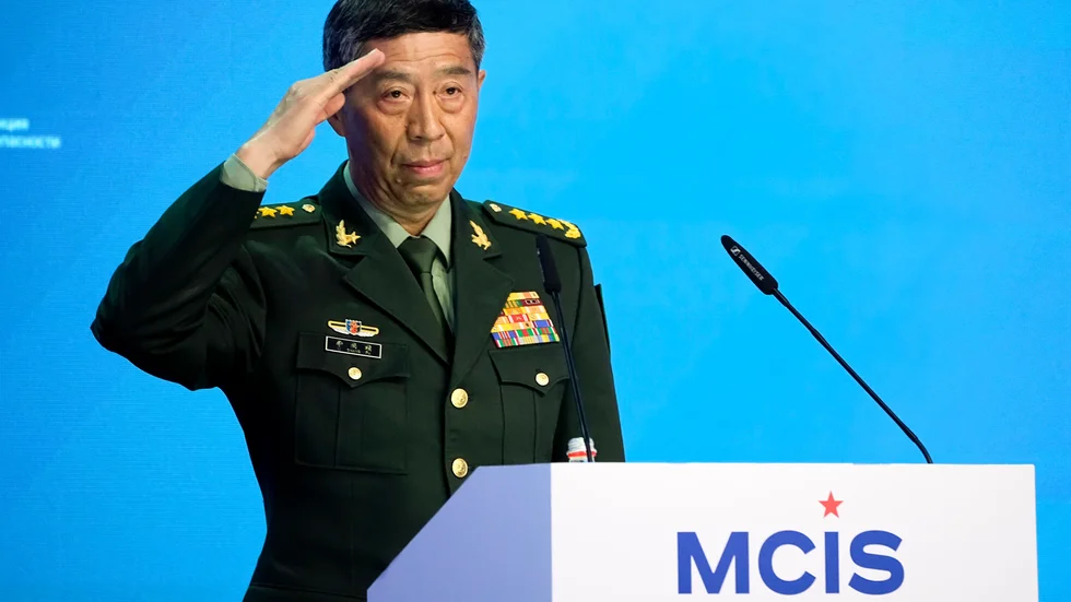 Kinas försvarsminister Li Shangfu gör honnör när han anländer för sitt tal vid säkerhetskonferensen i Moskva.