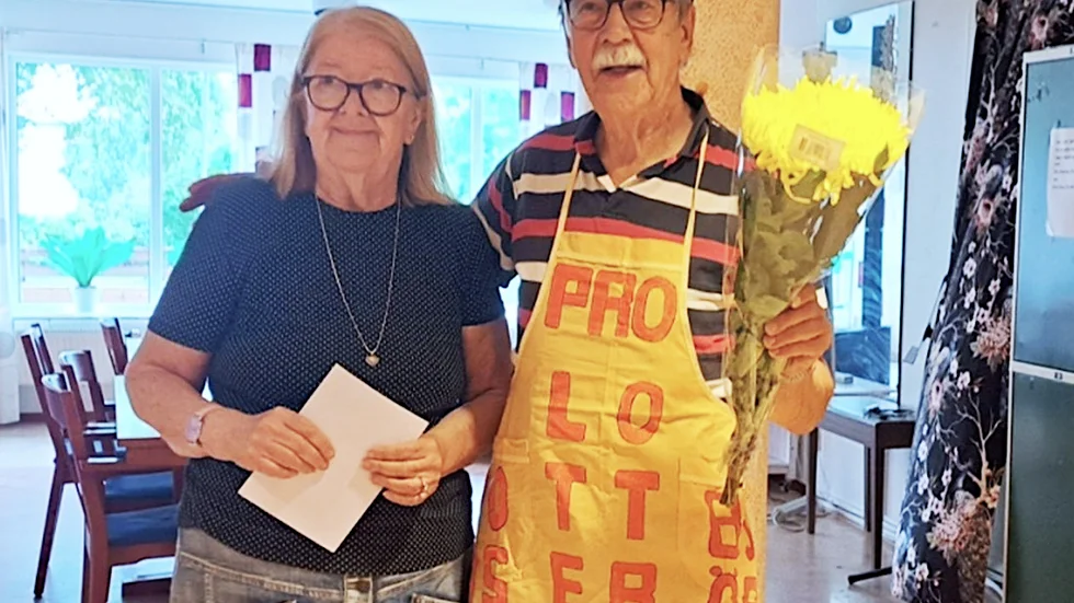 PRO Björkskatans lotteriförsäljare Folke Bergman firades för sin framgångsrika lottförsäljning. 