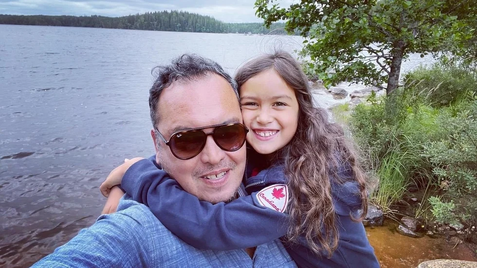 Rodrigo njuter av den svenska sommaren tillsammans med sin familj hemma i Uppsala.