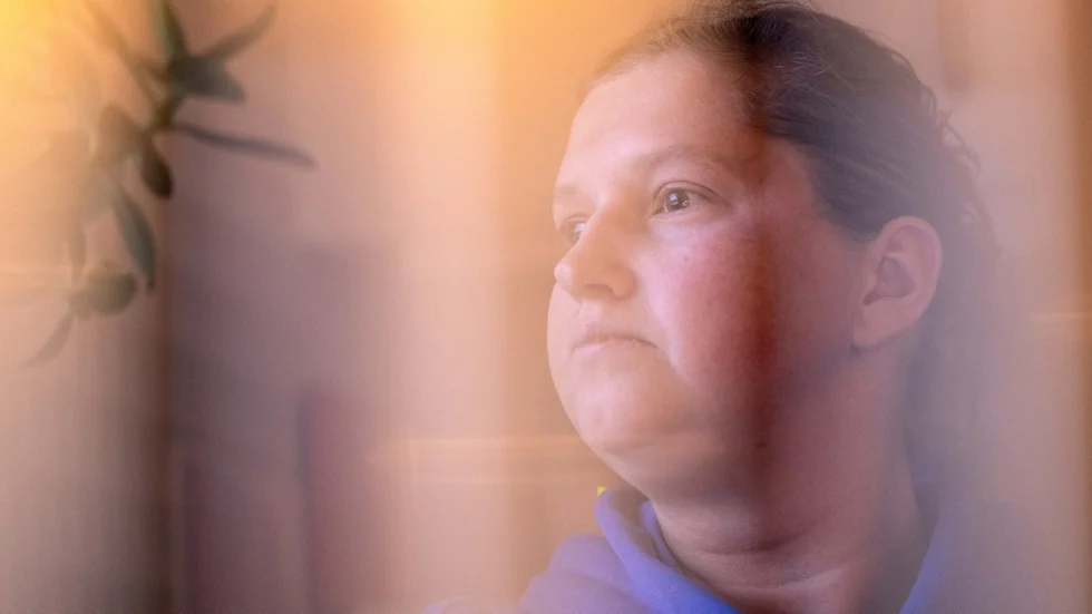 "Jag gör som Sverker skulle gjort och slänger beslutsfattarna i Piteå i soptunnan", skriver "Maria" om beslutet kring dövblinda Evelina Lindberg.