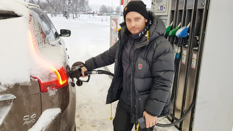 Gustav Hermansson visste inte att bränslepriserna kommer att dyka på måndag. "Men perfekt, då tankar jag bara litegrann nu", sade han nöjt.