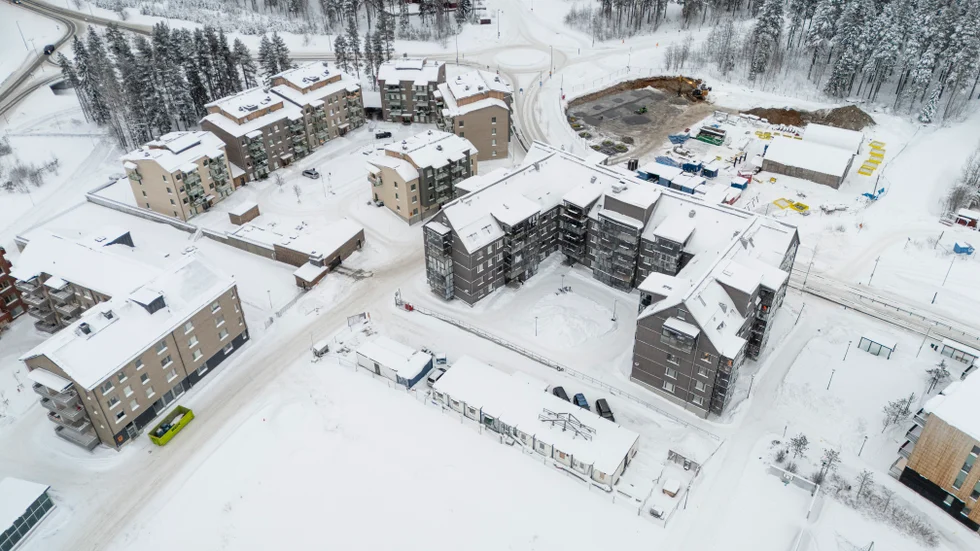 Den obebyggda tomten i nedre delen av bilden är kvarteret Kikaren, som HSB Norr lämnat tillbaka markanvisningen på. De gråa byggnaderna är Heimstadens hus i kvarteret Bärmesen, de första husen som byggdes i Kronandalen.