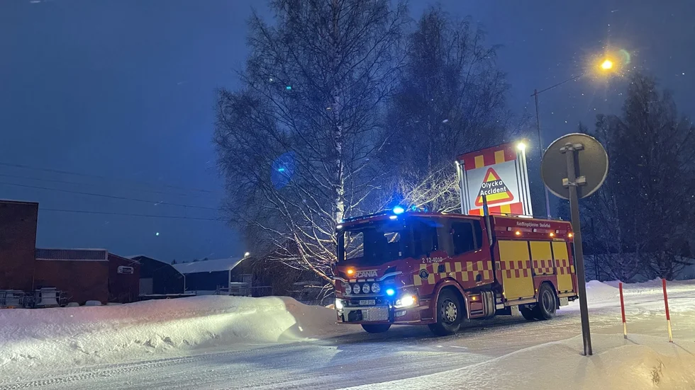 Vägen var avspärrad medans räddningsarbetet pågick. 