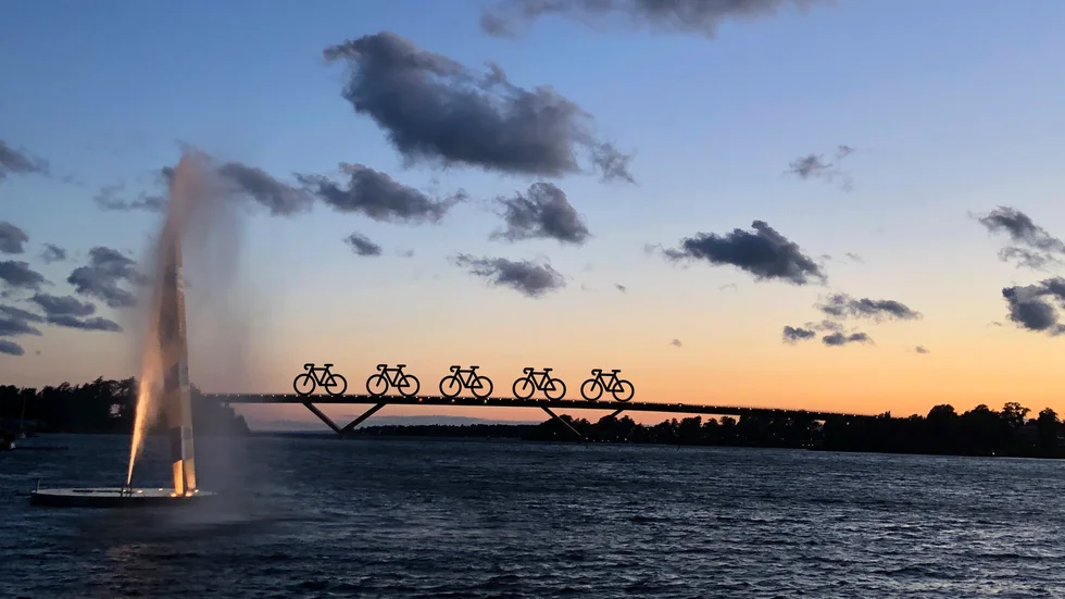 En potentiell vy av Motalabron, med en episk cykelsilhuett framför en kvällshimmel med solnedgång.