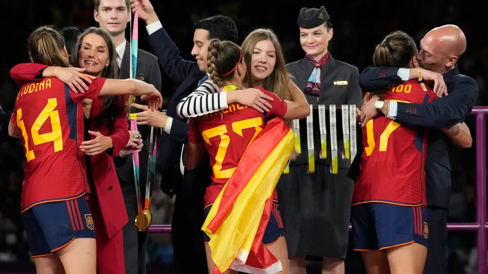 Spanske fotbollsordföranden Luis Rubiales, till höger, under prisutdelningen efter VM-finalen.