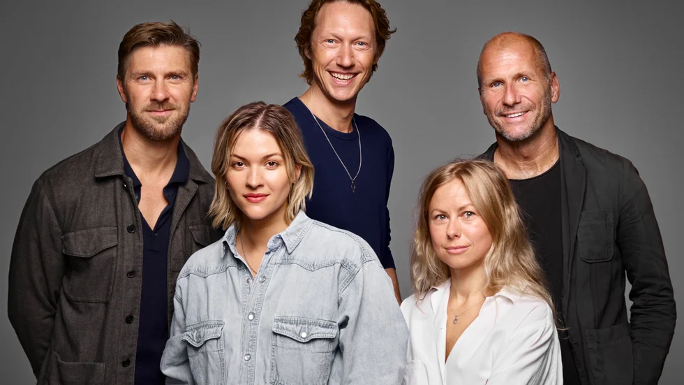 Linus Wahlgren, Simon J Berger och regissören Stefan Larsson (övre raden från vänster), Tove Styrke och Lisa Larsson laddar inför premiären på David Bowies "Lazarus" 2024. Pressbild.