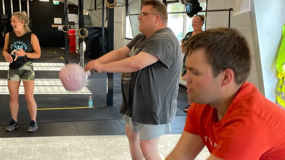 Våren har kantats av roliga och tunga träningspass. Närmast i bild Alexander Lundblad, bakom svingar Andre Tönnesen Karlsson en kettlebell. 