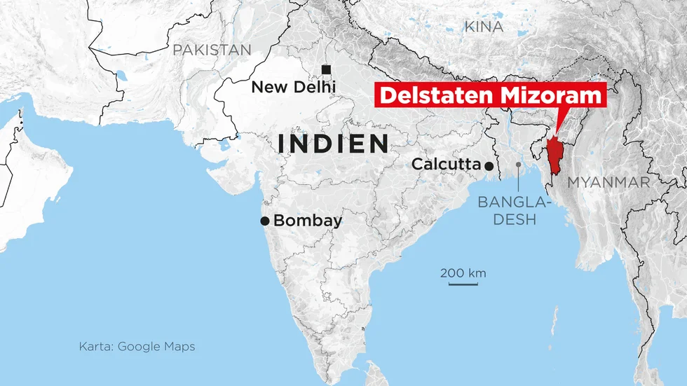 Minst 17 personer har dött efter att en bro kollapsat i delstaten Mizoram.