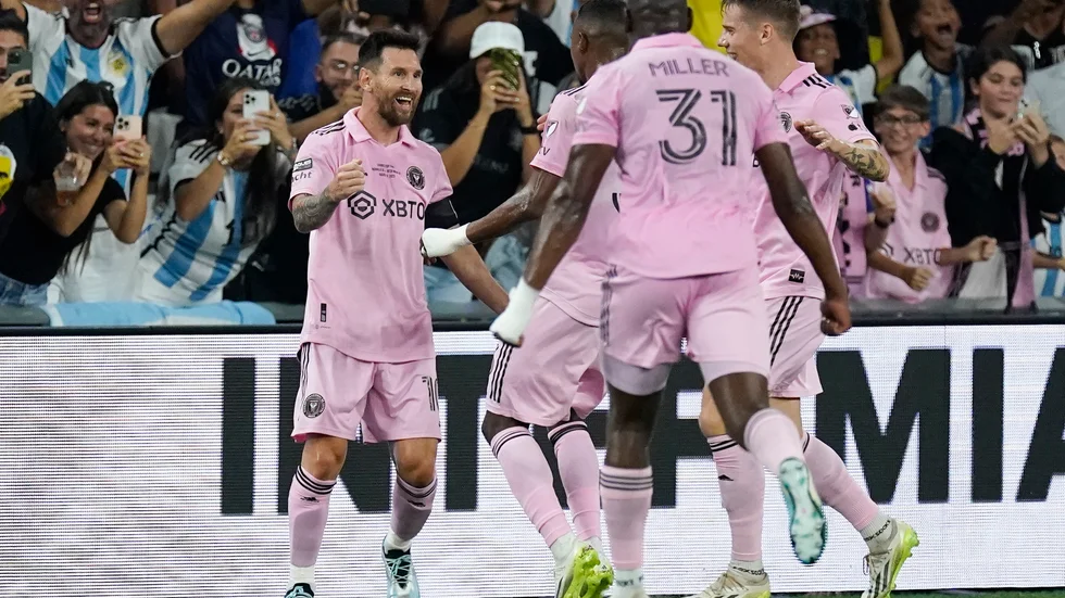 Lionel Messi firar sitt mål med lagkamraterna i Inter Miami.