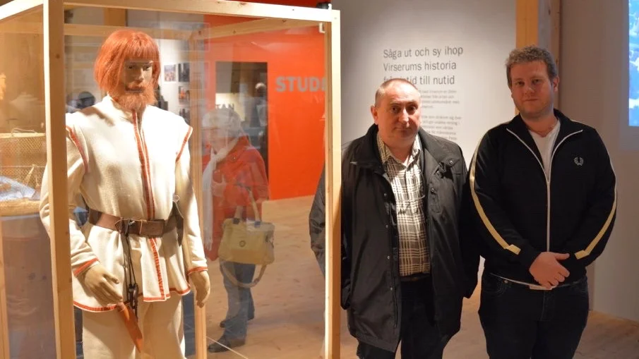 Maik Rohde och Alexander Steinvall tillsammans med modellen av Nils Dacke som kommer att visas upp på Dackedagen.