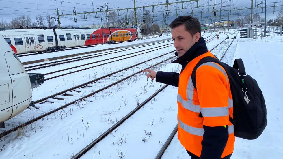 Lokföraren Marcus Svensson började dagen i Mjölby, var tidigare i Tranås och ska snart köra ett tåg från Norrköping till Motala. Vid 39 valde han att skola om sig och har bytt karriär.  