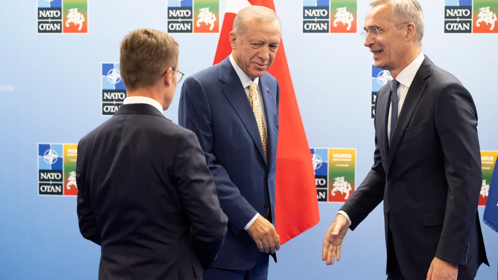 Turkiets president Recep Tayyip Erdogan vid ett tidigare möte med Natos generalsekreterare Jens Stoltenberg och Sveriges statsminister Ulf Kristersson (M) med ryggen mot kameran. Arkivbild.