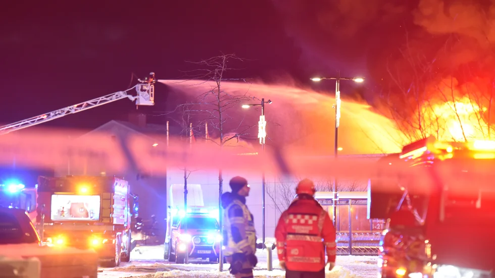 Byggnaden huserar flera företag och kommer att brinna ned till grunden, uppger räddningstjänsten för Södermanlands Nyheter. 