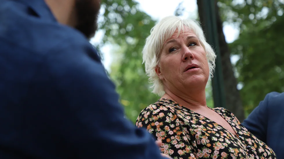 Kristina Edlund (S) är kommunstyrelseordförande i Linköping. Hon skriver i sitt remissvar om säkerhetszoner: "Förslaget innebär en väl genomarbetad avvägning och vi tillstyrker de förslag som presenteras. Hennes kollega i Norrköping Sophia Jarl (M) säger i sitt svar att lagen: "bedöms att med goda
polisära metoder och vid vissa tillfällen, kunna skapa förutsättningar för ökad trygghet i vissa områden."
