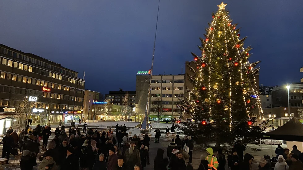 Nu är julgranen på Fristadstorget tänd.