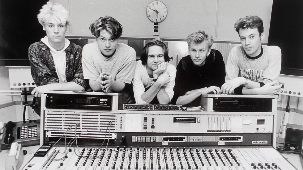 När det begav sig. Jones & Giftet har just vunnit rockbandstävlingen Cult-91 och ska spela i Radio Sörmland. Fr v Markus Mustonen, Martin Sköld, Jocke Berg, Sami Sirviö och Thomas Bergquist. 