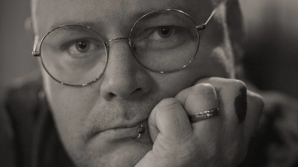 Freke Räihä (född 1976) är poet, författare och kritiker. Han har gett ut ett flertal diktsamlingar. "Stanna kvar" är hans första roman.