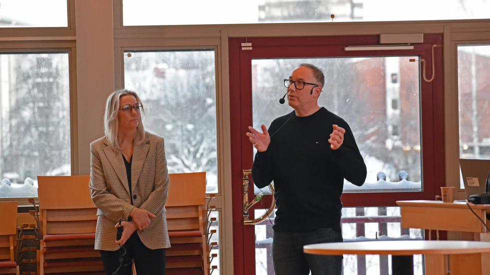 Anna Schönfeldt och Mattias Käller från Förebyggande rådet i Skellefteå, Fris, presenterade resultaten från årets ungdomsvaneundersökning.